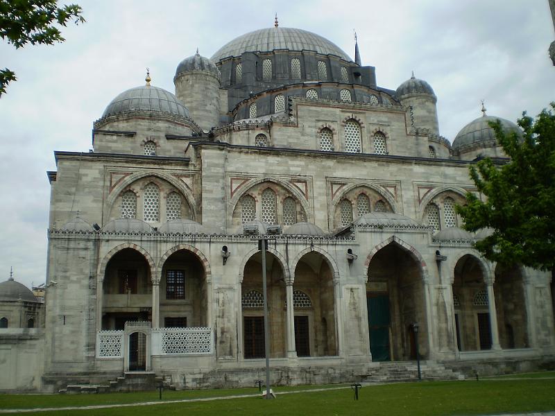istanbul 015.JPG - I visited this mosque located close to the Sultanahmet hotel where I was staying early in the morning on my first day in Istanbul